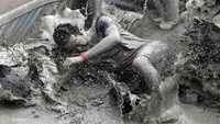 Gulat lumpur, maraton lumpur, pijat lumpur, lukisan lumpur, atau hanya guling-gulingan di arena lumpur, semua boleh (Kim Hong Ji/Reuters)