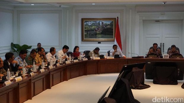 Jokowi dan JK memimpin rapat kabinet terbatas.