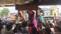 Petugas Satpol PP yang sudah ada di lokasi merangsek ke kios pedagang. Sementara, pedagang yang bertahan melakukan perlawanan (Jefris Santama/detikcom)