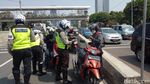 Foto: Pemotor Bandel Ditilang karena Terobos JLNT Casablanca