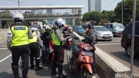 Selama Sabtu (22/7) dan Senin (24/7), ada sebanyak 321 pemotor yang ditilang karena masuki JLNT Casablanca, Jakarta Selatan (Foto: Dewi Irmasari/detikcom)