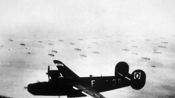 Dukungan udara pun dikerahkan untuk melemahkan pertahanan Jerman di pantai Perancis yang akan didarati Pasukan Sekutu. Foto: Getty Images