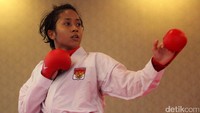 Salah satu atlet karate wanita terus berlatih.