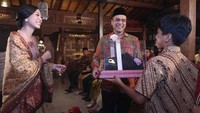 Dalam kesempatan itu Chiko juga melibatkan anaknya. (Foto: Chiko Hakim (Instagram Chiko Hakim)