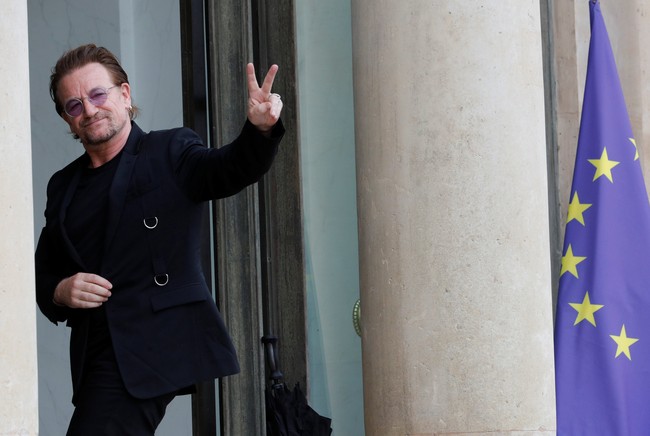 Pentolan U2, Bono mendapat gelar Knight Commander of the Most Excellent Order (KBE) oleh Kerajaan Inggris di 2007. Bono dikenal atas komitmennya memerangi AIDS di Afrika. Foto: REUTERS/Philippe Wojazer