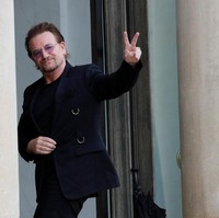 Pentolan U2, Bono mendapat gelar Knight Commander of the Most Excellent Order (KBE) oleh Kerajaan Inggris di 2007. Bono dikenal atas komitmennya memerangi AIDS di Afrika. Foto: REUTERS/Philippe Wojazer
