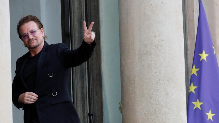 Singer Bono of Irish band U2 and co-founder of ONE organization waves as he arrives at the Elysee Palace in Paris, France, July 24, 2017.     REUTERS/Philippe Wojazer