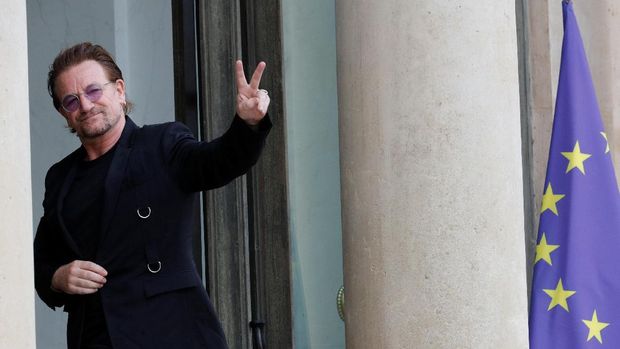 Singer Bono of Irish band U2 and co-founder of ONE organization waves as he arrives at the Elysee Palace in Paris, France, July 24, 2017.     REUTERS/Philippe Wojazer