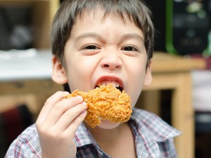 Si Kecil Doyan Fried Chicken? Ini Porsi yang Tepat Menurut Ahli Gizi