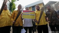 Generasi Muda Partai Golkar datang dengan membawa poster bertuliskan #GerakanGolkarBersih dan sapu lidi, Selasa (25/7/2017).