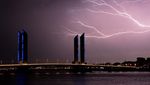 Foto: Petir Menyambar di Tengah Badai dari Langit Bordeaux 