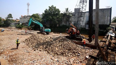Pemasangan Turap di Kawasan Bukti Duri