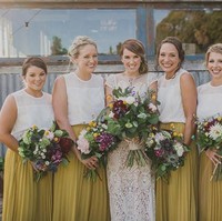 Material lipit sedang cukup difavoritkan. Bahan itu juga dapat diandalkan sebagai rok untuk seragam bridesmaid Anda. (Foto: Pinterest)