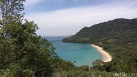Traveler bisa naik ke atas bukit untuk melihat indahnya Pulo Aceh dari ketinggian. Keindahannya dijamin bikin traveler terpesona (Agus/detikTravel)