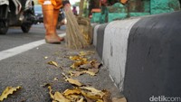 Saya cuma dapat libur hari Sabtu. Kalau libur ada yang ganti, ucap salah satu petugas bernama Abdul Rasyid ditemui di Jalan Sakti Raya, Hanafi (45), kepada detikcom di Jalan Sakti Raya, Kemanggisan, Jakarta Barat. (Foto: Arief Ikhsanudin/detikcom)