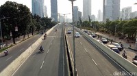 Untuk menghindari razia petugas pemotor ada yang memutar balik melawan arah dan ada juga yang parkir di tengah jalan.