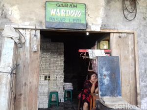 Pedagang Garam di Pasar Legi Solo Keluhkan Pasokan Menipis
