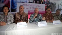 Managing Director Bosch di Indonesia Andrew Powell (tengah) memberikan pemaparan kinerja perusahaan di Jakarta, Selasa (25/7/2017).