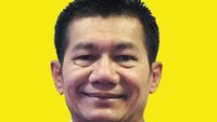 Agun Gunandjar (Komisi VI, Fraksi Golkar). Nama Agun disebut dalam dakwaan kasus korupsi e-KTP Irman dan Sugiharto. Dalam surat dakwaan, KPK menyebut ada nama Agun ketika Andi Agustinus (Andi Narogong) membagikan uang itu di ruang kerja (almarhumah) Mustokoweni pada kurun waktu September-Oktober 2010. Disebutkan dalam surat dakwaan itu, Agun menerima USD 1 juta.