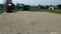 Terdapat juga alat berat yang disiapkan untuk mulai pekerjaan land clearing. Sebab, sepanjang mata memandang, lokasi masih banyak rumput-rumput yang cukup tinggi.