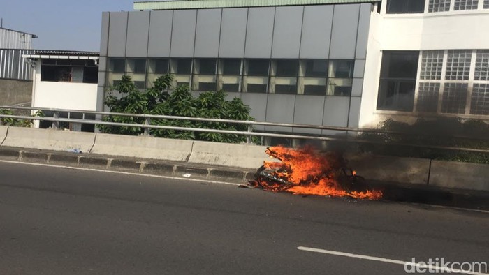 Motor Terbakar di Flyover Pasar Pagi, Lalin Tersendat