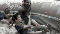 Tiap tahunnya, festival ini pun tak pernah sepi dari para turis. Banyak yang ingin seru-seruan sambil merasakan khasiat lumpur (Kim Hong Ji/Reuters)