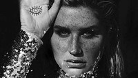 Ke$ha sudah sering memasukkan simbol Illuminati ke dalam video klipnya. Dia sangat menyukai simbol All Seeing Eye. Nah foto dari Instagramnya ini juga menunjukkan hal itu. Tapi jangan cepet percaya gitu aja. Kadang seniman emang suka hal yang dianggapnya unik meski itu mengakibatkan jadi banyak tafsir. Foto: Instagram