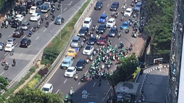 Jumlah driver ojek online yang tutup jalan bertambah sedikit demi sedikit