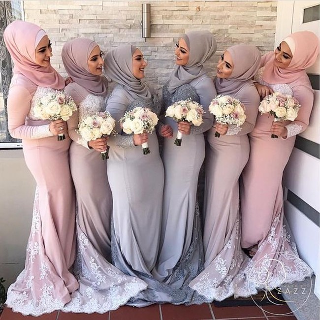 Untuk hijabers, Anda bisa memilih seragam bridesmaid strappy dress yang kemudian ditambahkan manset di bagian dalamnya. Pilih yang gradasi warnanya cantik seperti ini. (Foto: Yasemin Karadag Photography)