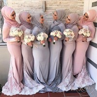 Untuk hijabers, Anda bisa memilih seragam bridesmaid strappy dress yang kemudian ditambahkan manset di bagian dalamnya. Pilih yang gradasi warnanya cantik seperti ini. (Foto: Yasemin Karadag Photography)