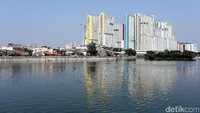 Danau Sunter sisi barat ini sebelumnya dipenuhi sampah dan tanaman eceng gondok. Kini telah bersih.
