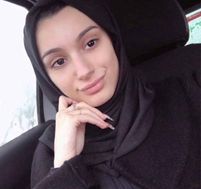 Sejak dua tahun lalu, Waliyha kerap kali mengunggah fotonya yang sedang berhijab. Namun beberapa kali wanita cantik juga tampil tanpa kerudung yang kadang menimbulkan protes dari sejumlah netizen. Foto: Instagram @waliyha.azad