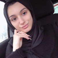 Sejak dua tahun lalu, Waliyha kerap kali mengunggah fotonya yang sedang berhijab. Namun beberapa kali wanita cantik juga tampil tanpa kerudung yang kadang menimbulkan protes dari sejumlah netizen. Foto: Instagram @waliyha.azad