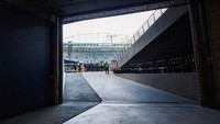 Pelan-pelan, ia bisa masuk ke dalam venue lewat jalur khusus petugas. Foto: Ist.