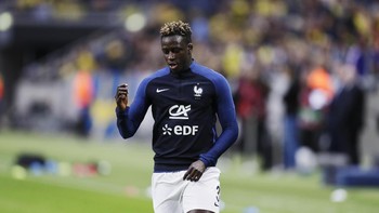 Satu posisi bek lagi berasal dari Prancis, yakni Benjamin Mendy. Foto: Nils Petter Nilsson/Ombrello/Getty Images