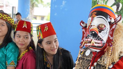 Foto: Kostum Tari Dayak yang Menyerupai Monster