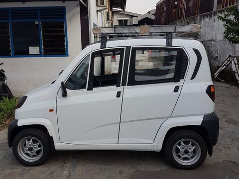 Bajaj roda empat
