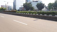 Mobil dengan warna hitam tersebut berhenti tepat di depan Perpustakaan Nasional Republik Indonesia. 