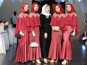 Inspirasi Baju  Bridesmaid  Hijab Ala Zaskia Sungkar dan 
