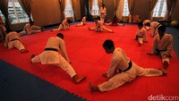 Karate cukup beruntung karena hotel tempat mereka menginap, The Bellezza Suites, masih mau menoleransi dengan menampung skuat karate yang berjumlah 27 orang, terdiri dari 20 atlet, lima pelatih lokal, satu pelatih asing, dan satu manajer.