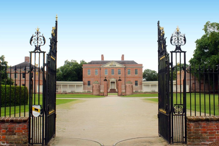 Sosok Hantu Tertangkap Kamera di Kastil Amerika