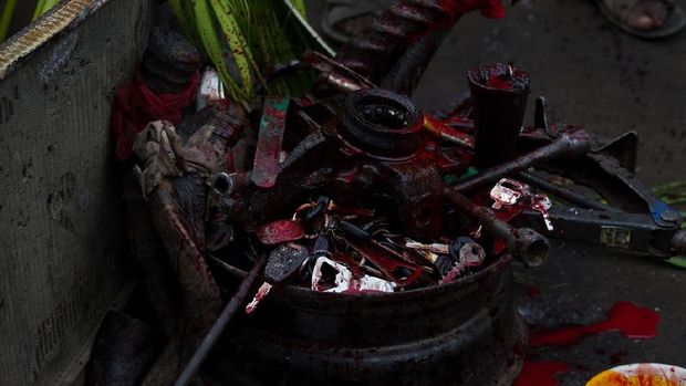 Darah anjing nantinya dilumurkan kepada benda-benda yang mengandung logam (Afolabi Sotunde/REUTERS)