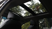 Honda CR-V tambah terlihat mewah dengan fitur Power Panoramic Sunroof. Sepanjang perjalanan, penghuni mobil akan dimanjakan dengan pemandangan melalui panoramic sunroof itu. Foto: Rangga Rahadiansyah