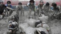 Semua larut dalam kegembiraan. Asyik melempar lumpur satu sama lain (Kim Hong Ji/Reuters)