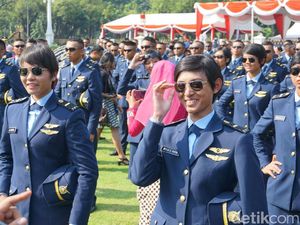 Haru Bangga Lulusan Akademi TNI-Polri Bersama Keluarga di Istana