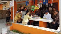 Menteri PUPR Basuki Hadimuljono, Menteri BUMN Rini Soemarno, dan Dirut BTN Maryono mampir ke warung tersebut usai mendampingi Presiden Jokowi memantau proyek sejuta rumah. Pool/Kementerian PUPR.