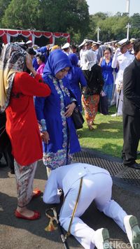 Letda Setya mencium kaki ibundanya usai pelantikan perwira remaja TNI/Polri