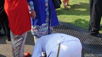 Ekspresi haru ditunjukkan para perwira remaja.