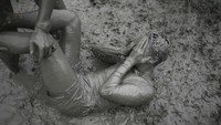 Tampilan salah satu traveler dengan sekujur tubuh berlapis lumpur. Tertarik ikutan? (Kim Hong Ji/Reuters)