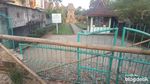 Foto: Heboh Mobil Tabrak Candi Kidal di Malang